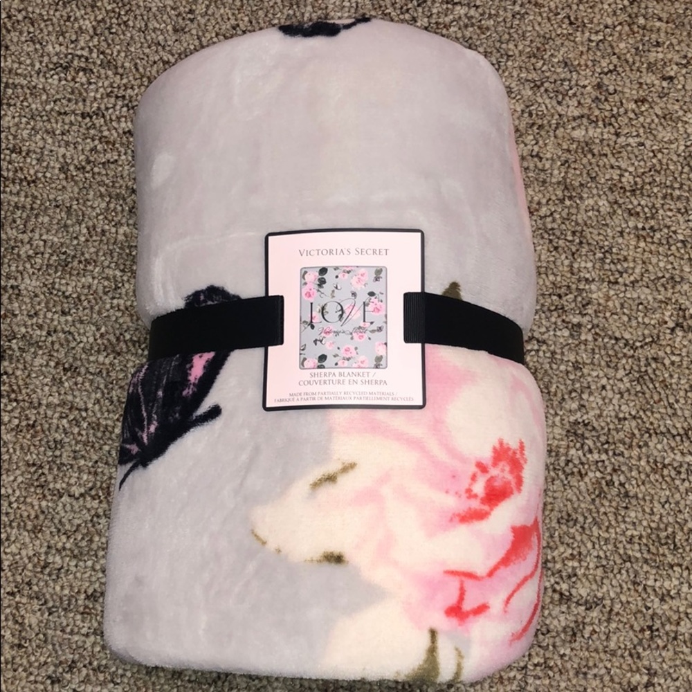 Victoria’s Secret “Love VS” Sherpa Balnket